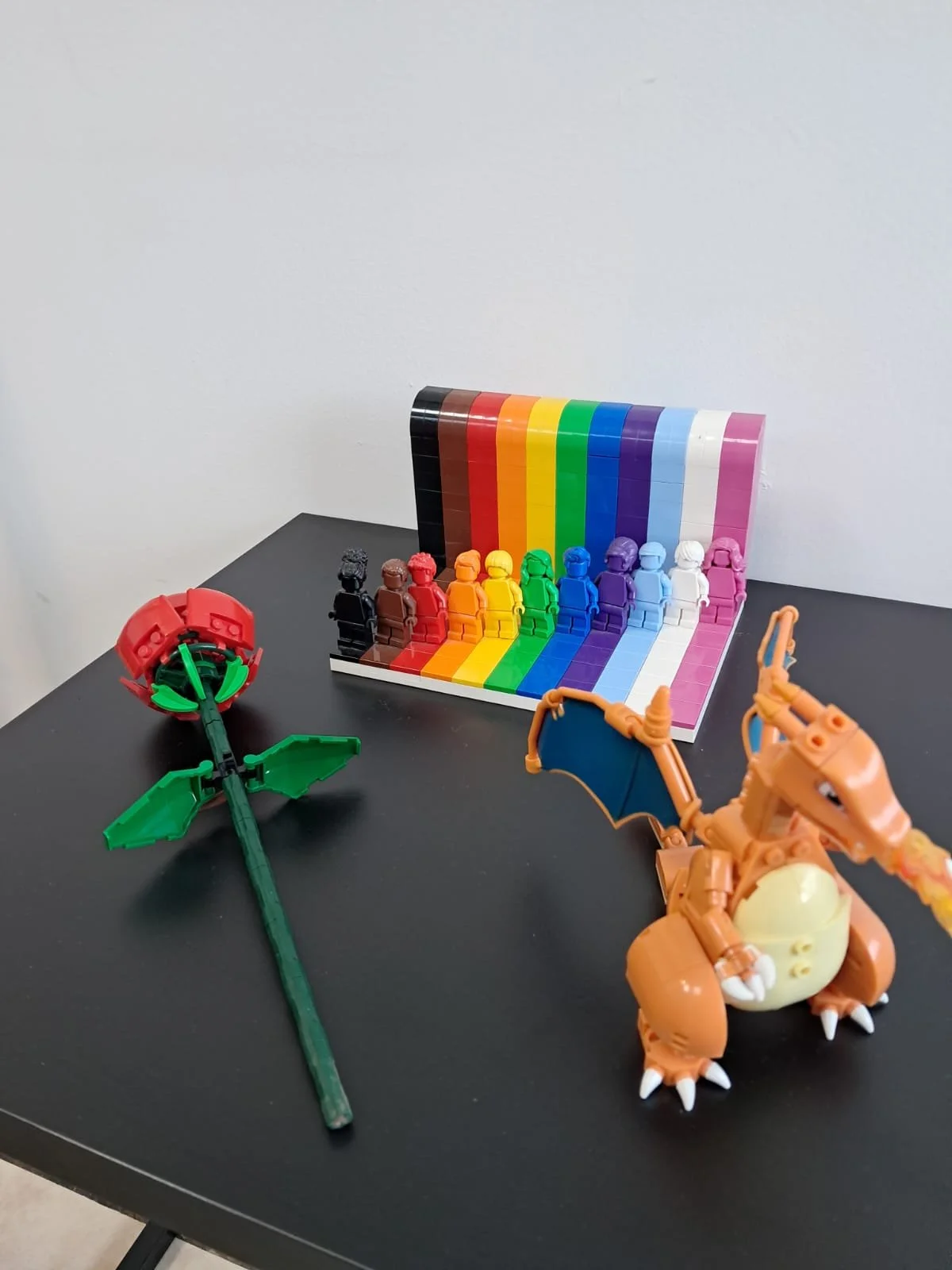  Alejandro tiene simbología LGBTIQ+ en su clínica, para hacerle saber a sus pacientes que se encuentran en un lugar seguro. Foto: Violeta Cetino 